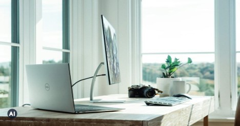 Laptop an einem Arbeitsplatz am Fenster (KI-generiert)